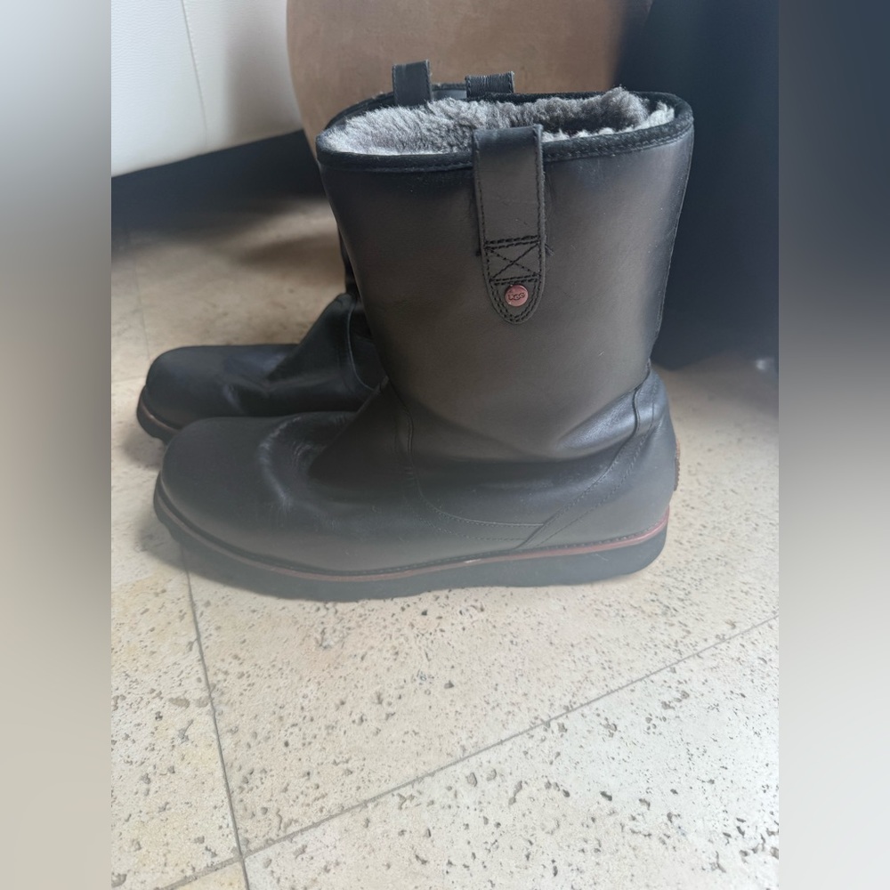 Uggs austrialia stoneman size 13 Men's Black Leather  sheepskin Boots